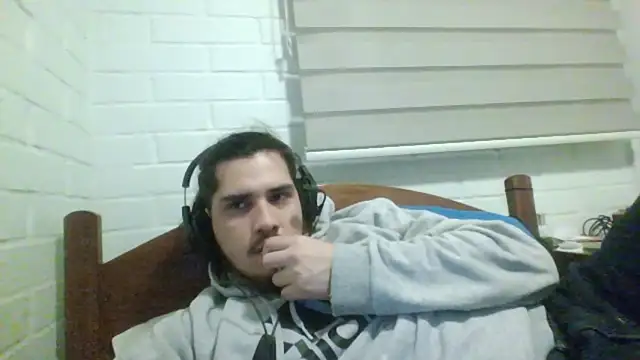 Snapshot of hung_weeb chatting on December 7, 2024, 3:42 am hung weeb online show from December 7, 2024, 3:42 am