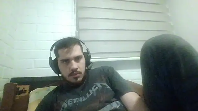 Snapshot of hung_weeb chatting on February 5, 2025, 1:47 am hung weeb online show from February 5, 2025, 1:47 am