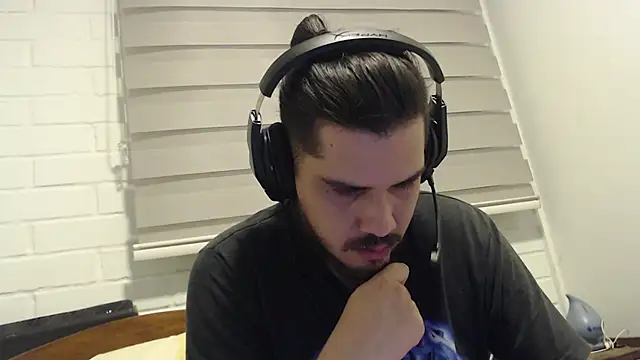 Snapshot of hung_weeb chatting on February 4, 2025, 6:57 am hung weeb online show from February 4, 2025, 6:57 am