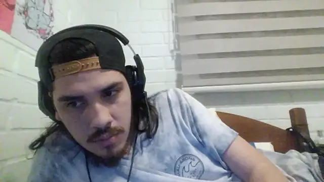 Snapshot of hung_weeb chatting on December 16, 2024, 1:10 am hung weeb online show from December 16, 2024, 1:10 am