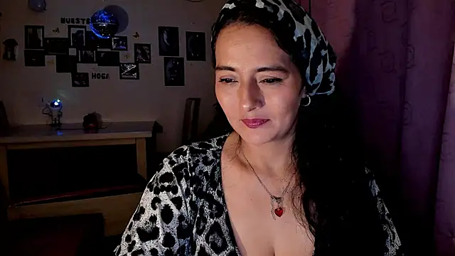 Snapshot of emma_luxy chatting on April 6, 2026, 4:46 am emma luxy online show from April 6, 2026, 4:46 am