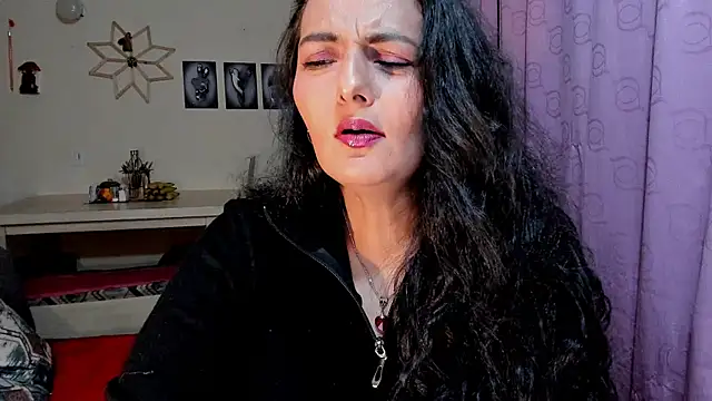 Snapshot of emma_luxy chatting on April 8, 2026, 5:09 am emma luxy online show from April 8, 2026, 5:09 am