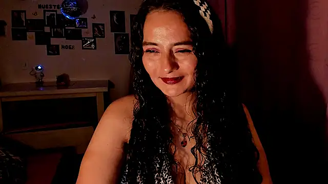 Snapshot of emma_luxy chatting on April 5, 2026, 12:39 am emma luxy online show from April 5, 2026, 12:39 am