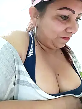 Snapshot of Alyona21 chatting on February 11, 2025, 11:33 pm Alyona21 online show from February 11, 2025, 11:33 pm