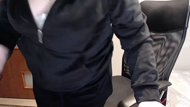 Snapshot of JoannaAndNeighbour chatting on February 25, 2025, 6:12 pm JoannaAndNeighbour online show from February 25, 2025, 6:12 pm