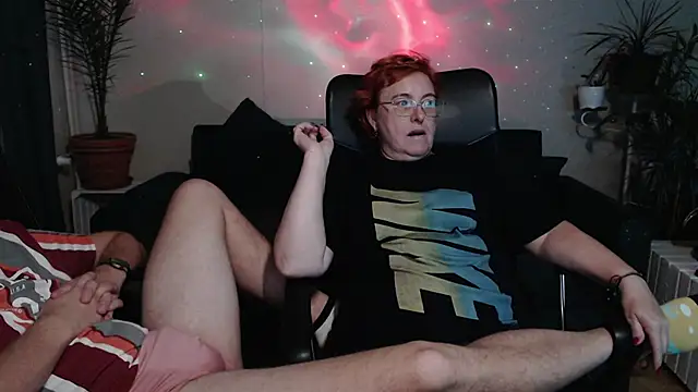 Snapshot of JoannaAndNeighbour chatting on October 5, 2025, 2:41 pm JoannaAndNeighbour online show from October 5, 2025, 2:41 pm