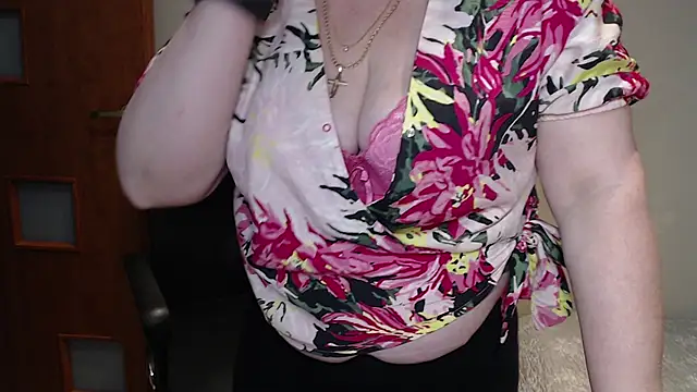 Snapshot of JoannaAndNeighbour chatting on March 20, 2025, 11:49 am JoannaAndNeighbour online show from March 20, 2025, 11:49 am