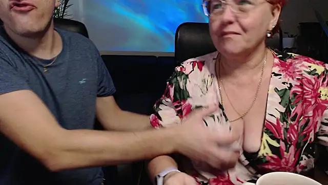 Snapshot of JoannaAndNeighbour chatting on October 29, 2025, 12:26 pm JoannaAndNeighbour online show from October 29, 2025, 12:26 pm