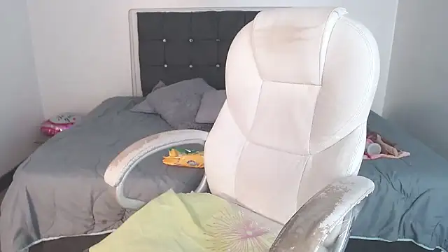 selena yourmilf online show from September 17, 2025, 5:04 pm