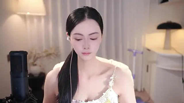 Snapshot of Ocean--Lili chatting on October 4, 2025, 2:18 pm Ocean--Lili online show from October 4, 2025, 2:18 pm