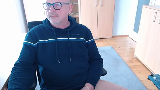 Snapshot of V2_Rotate chatting on March 10, 2025, 11:45 am V2 Rotate online show from March 10, 2025, 11:45 am
