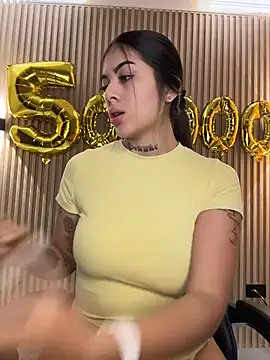 Sarasanders 4 online show from December 23, 2025, 2:44 am