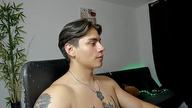 Snapshot of Giordano_Russo chatting on February 6, 2025, 2:44 am Giordano Russo online show from February 6, 2025, 2:44 am
