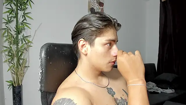 Snapshot of Giordano_Russo chatting on February 19, 2025, 2:55 pm Giordano Russo online show from February 19, 2025, 2:55 pm