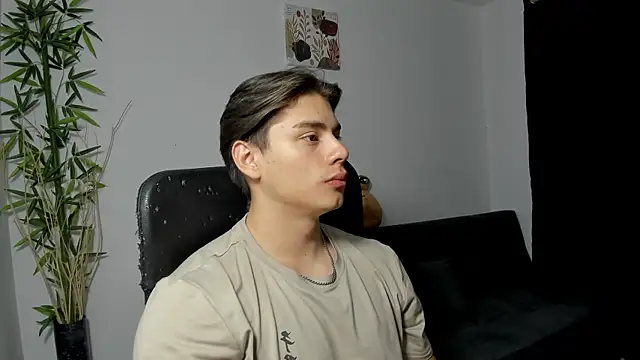 Snapshot of Giordano_Russo chatting on February 9, 2025, 12:39 am Giordano Russo online show from February 9, 2025, 12:39 am