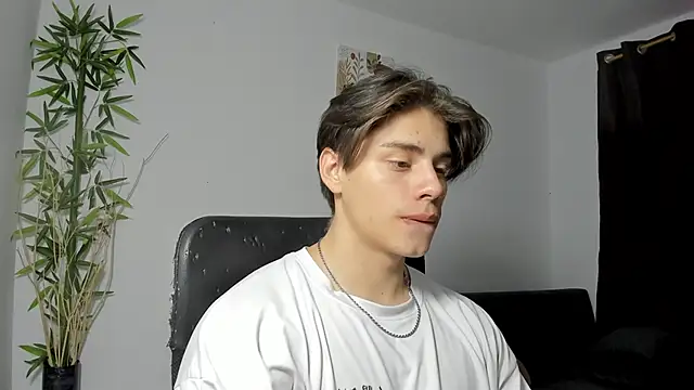 Snapshot of Giordano_Russo chatting on February 21, 2025, 2:39 am Giordano Russo online show from February 21, 2025, 2:39 am