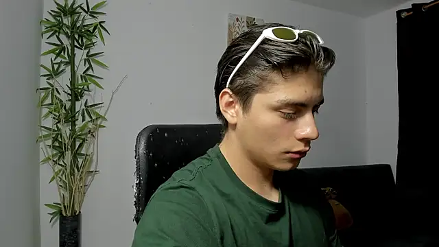 Snapshot of Giordano_Russo chatting on February 24, 2025, 3:33 am Giordano Russo online show from February 24, 2025, 3:33 am