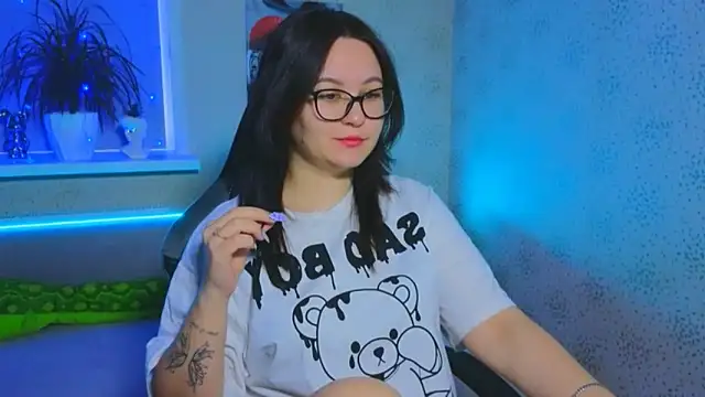 EsterLogan online show from November 18, 2025, 9:12 am