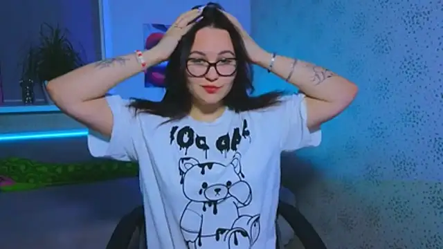 EsterLogan online show from November 8, 2025, 12:31 pm