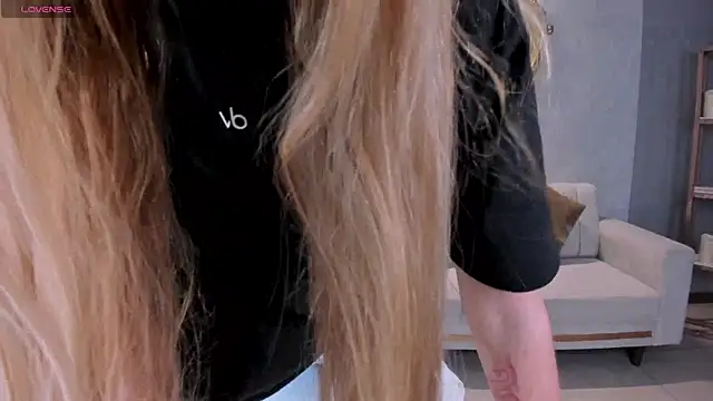 NiaHolland online show from December 16, 2025, 7:07 pm