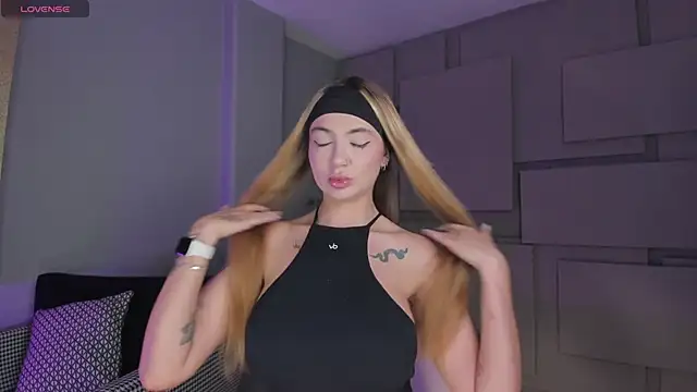 NiaHolland online show from March 25, 2026, 7:24 pm