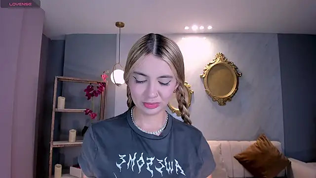 Snapshot of NiaHolland chatting on September 12, 2025, 6:51 pm NiaHolland online show from September 12, 2025, 6:51 pm