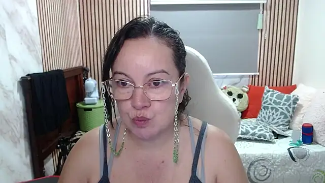 Sonialorens  online show from May 12, 2026, 4:02 pm