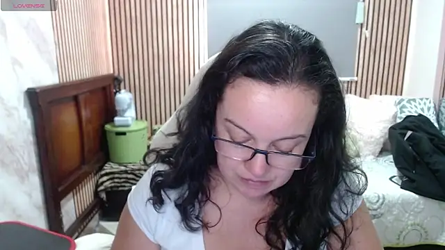 Sonialorens  online show from May 30, 2026, 10:37 pm