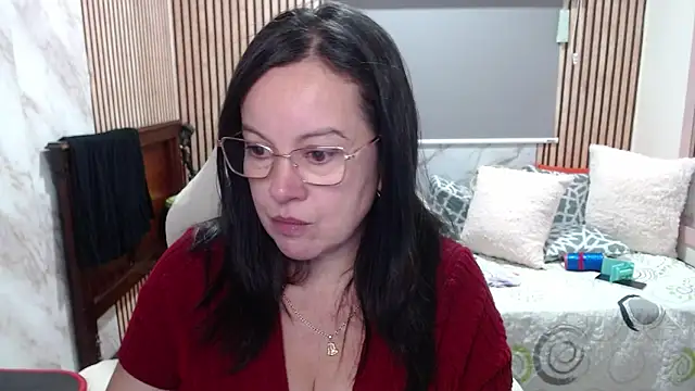 Sonialorens  online show from May 15, 2026, 5:33 pm