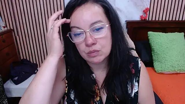 Sonialorens  online show from October 17, 2025, 9:49 pm