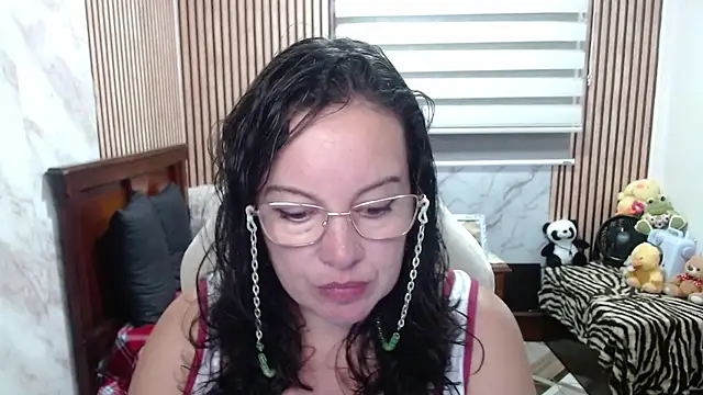 Sonialorens  online show from April 30, 2026, 3:41 pm