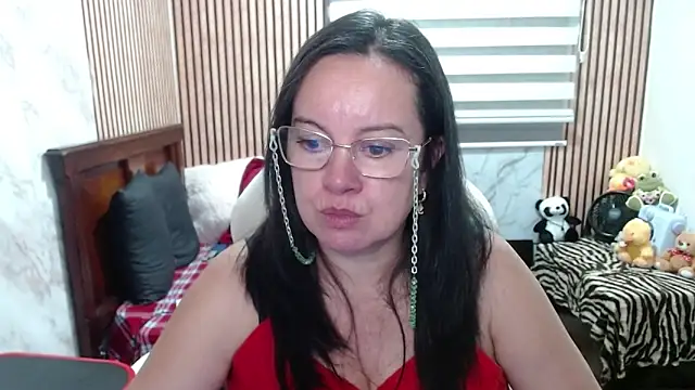Sonialorens  online show from May 1, 2026, 11:10 pm