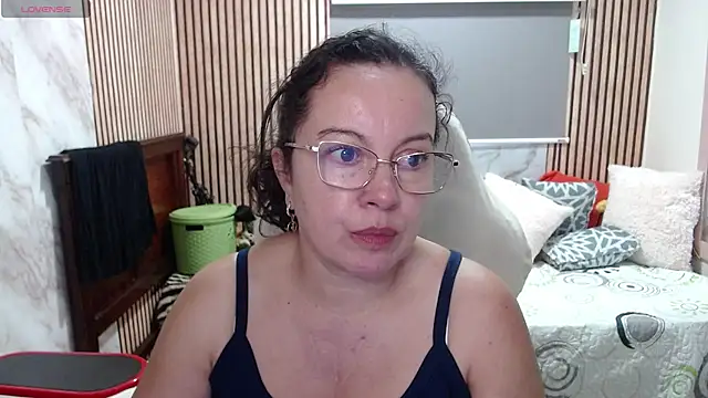 Sonialorens  online show from May 18, 2026, 9:52 pm