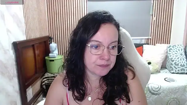 Sonialorens  online show from May 26, 2026, 4:38 pm