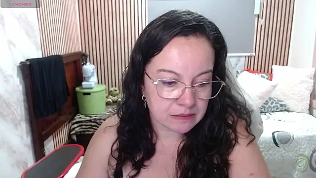 Sonialorens  online show from May 19, 2026, 9:33 pm