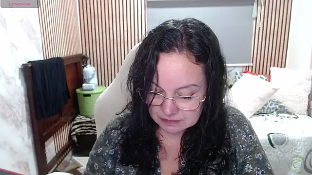 Sonialorens  online show from May 21, 2026, 4:04 pm