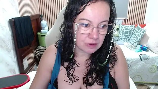 Sonialorens  online show from May 13, 2026, 2:35 pm