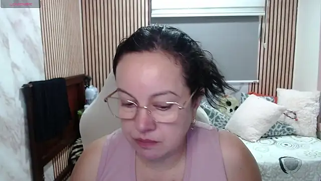 Sonialorens  online show from May 20, 2026, 4:04 pm