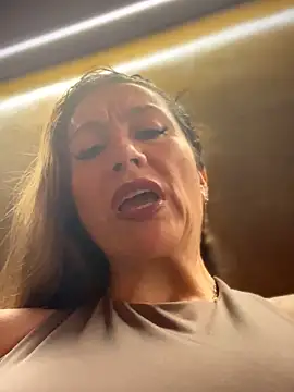 Snapshot of angelitasexy81 chatting on April 10, 2026, 10:33 am angelitasexy81 online show from April 10, 2026, 10:33 am