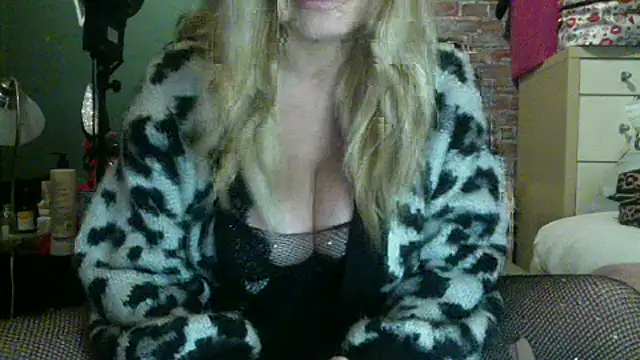 Lisavontease online show from November 11, 2025, 7:52 pm