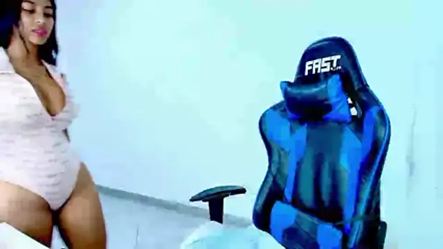 Snapshot of sophiax-x chatting on March 17, 2026, 8:28 am sophiax-x online show from March 17, 2026, 8:28 am