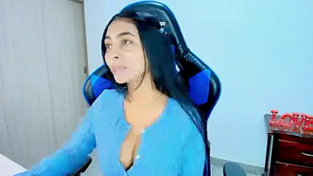 sophiax-x online show from December 15, 2025, 4:13 pm