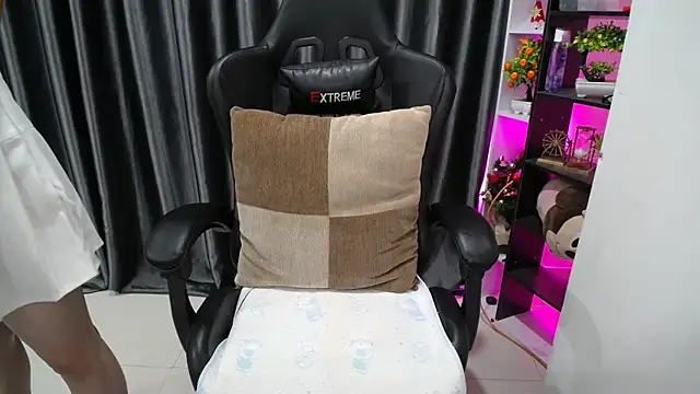 Yuki-yio online show from September 15, 2025, 1:17 am