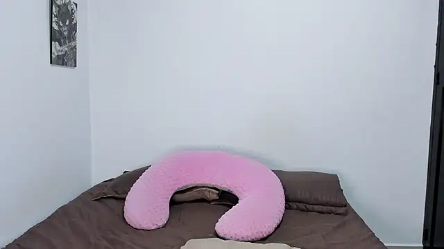 Abby Saenz01 online show from November 5, 2025, 6:44 pm