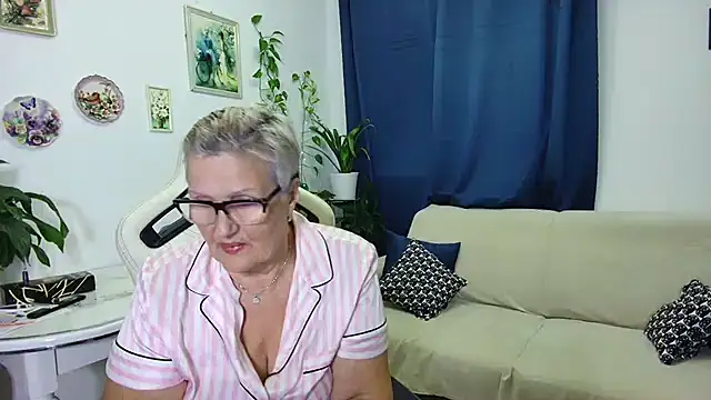 Snapshot of Selenna57 chatting on December 5, 2025, 8:17 pm Selenna57 online show from December 5, 2025, 8:17 pm