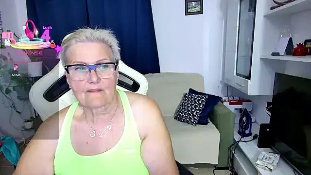 Snapshot of Selenna57 chatting on May 1, 2026, 5:29 pm Selenna57 online show from May 1, 2026, 5:29 pm