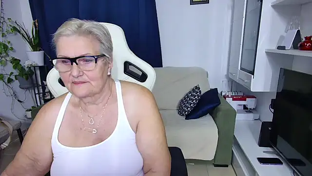 Snapshot of Selenna57 chatting on April 22, 2026, 5:31 pm Selenna57 online show from April 22, 2026, 5:31 pm
