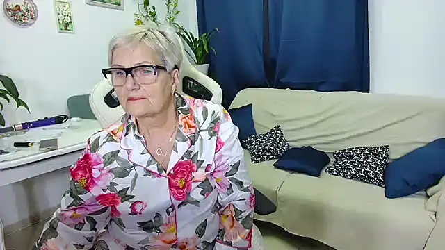 Snapshot of Selenna57 chatting on December 17, 2025, 7:08 pm Selenna57 online show from December 17, 2025, 7:08 pm