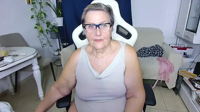 Snapshot of Selenna57 chatting on April 3, 2026, 5:08 pm Selenna57 online show from April 3, 2026, 5:08 pm
