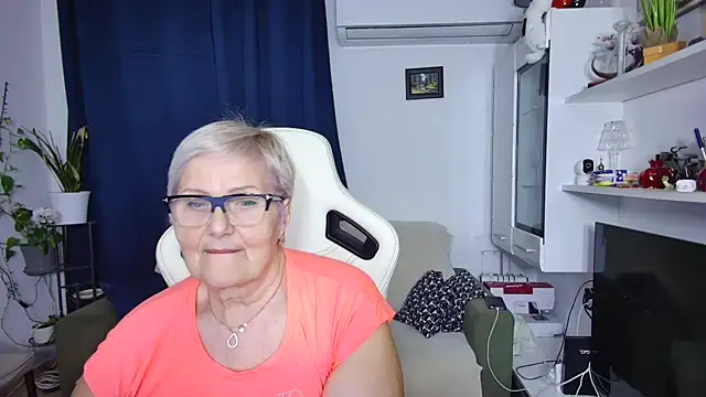 Snapshot of Selenna57 chatting on April 7, 2026, 5:37 pm Selenna57 online show from April 7, 2026, 5:37 pm